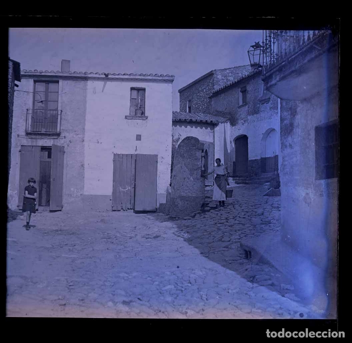Fotografia antica: Catalunya. Pueblo. Pozode agua. Ni&ntilde;a y se&ntilde;ora. C&aacute;ntaro. c. 1920