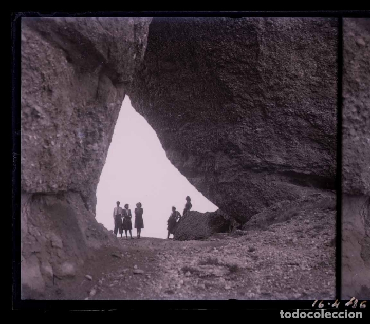 Fotografia antica: Montserrat. El forat del vent. Excursionistas. 1946