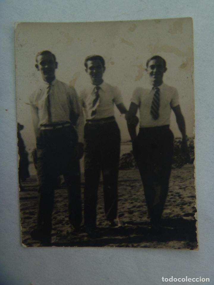 Fotografia antica: MINUTERO DE FOTOGRAFO CALLEJERO DE TRES HOMBRES EN CAMISA Y CORBATA EN LA PLAYA. A&Ntilde;OS 30