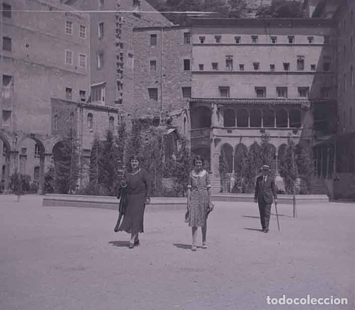 Fotografia antica: MONTSERRAT. Padre, madre e hija. Explanada monasterio. c.1930