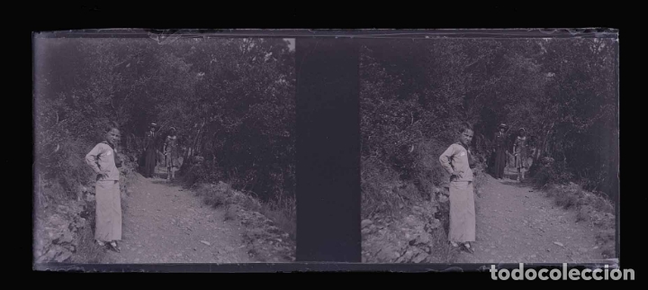 Fotografia antica: MONTSERRAT. Pareja con hijo. c. 1930