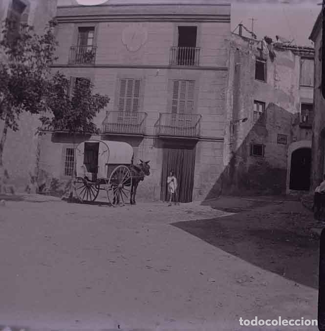 Fotografia antica: Pueblo. Plaza. Tartana. Ni&ntilde;os. Lugar sin identificar. c. 1930