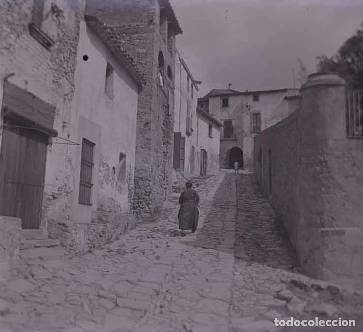 Fotografia antica: CATALUNYA. Pueblo. Calle. Mujer. c.1925
