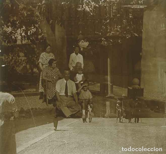 Fotografia antiga: Foto familiar. Doble exposici&oacute;n. c. 1930