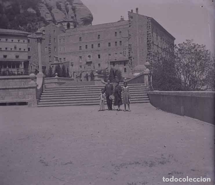 Fotografia antica: MONTSERRAT. Familia en la explanada. c. 1930