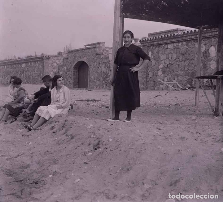 Fotografia antica: Cataluya. Costa. Playa. Grupo de personas. c. 1930