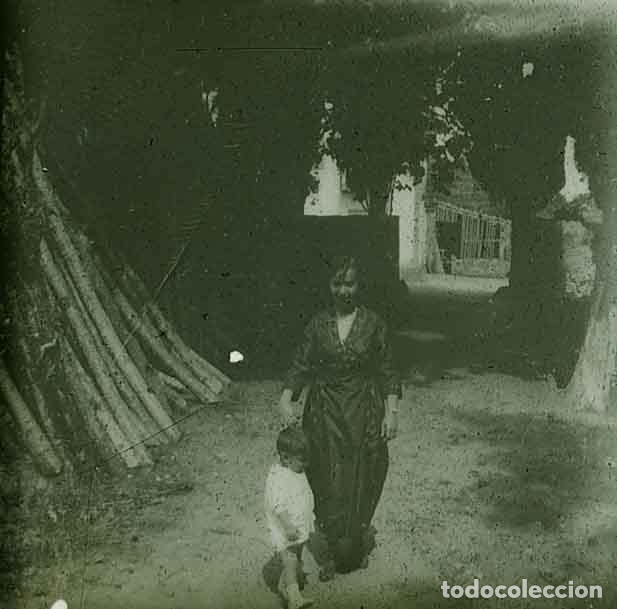 Fotografia antiga: Se&ntilde;ora y ni&ntilde;o. Masia. Catalunya. c.1925