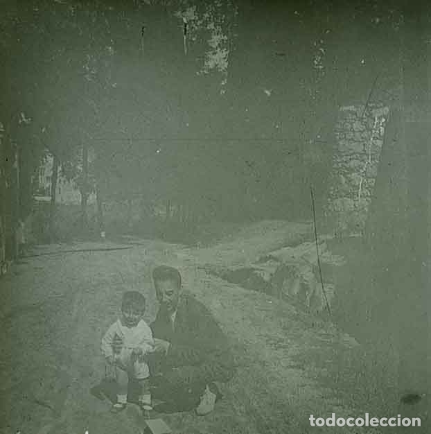 Fotografia antica: Caballero y ni&ntilde;o. Masia. catalunya. c. 1925