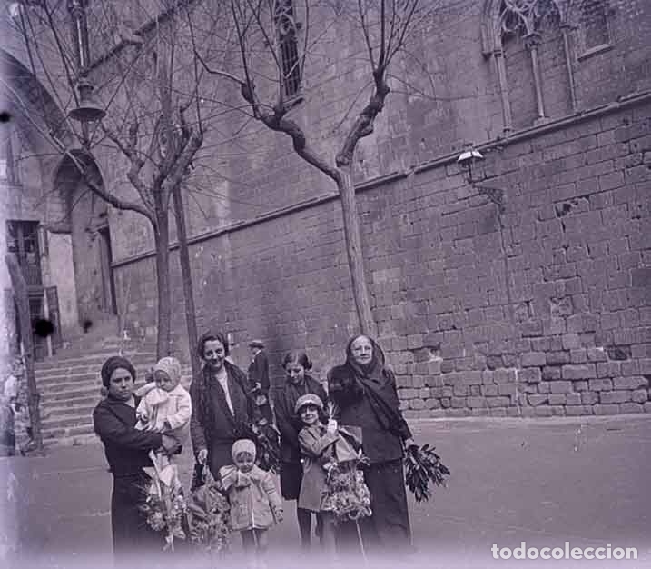 Photographie ancienne: Familia. D&iacute;a de ramos. Plaza del Rey. c.1925