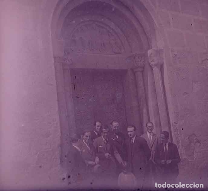 Fotografia antica: Rom&aacute;nico. Grupo de caballeros en la puerta de iglesia. Luag sin identificar. c. 1925