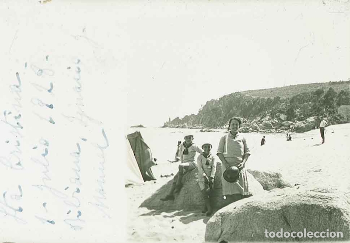 Fotografia antiga: Costa Brava. familia en la playa. c. 1930