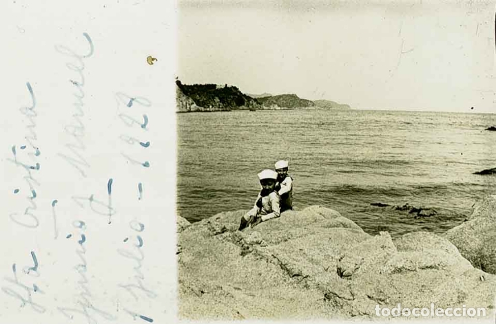 Fotografia antica: Costa Brava. Ni&ntilde;os el las rocas. Mar. c.1930