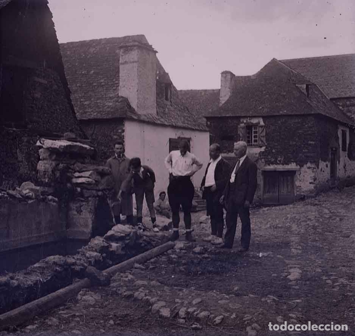 Fotografia antica: Pirineos. Pueblo. Grupo de visitantes. c. 1920