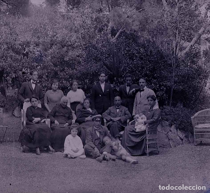 Fotograf&iacute;a antigua: Grupo familiar. Esxcursi&oacute;n. c. 1930