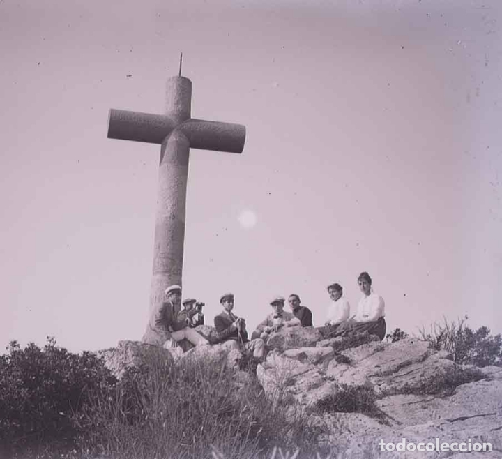 Fotografia antiga: CRUZ. Olorda. Excursionistas. c. 1925
