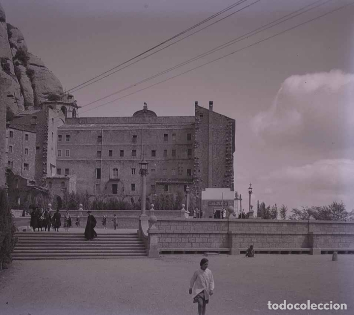 Fotografia antiga: MONTSERRAT. Ni&ntilde;a en la explanada. c. 1925