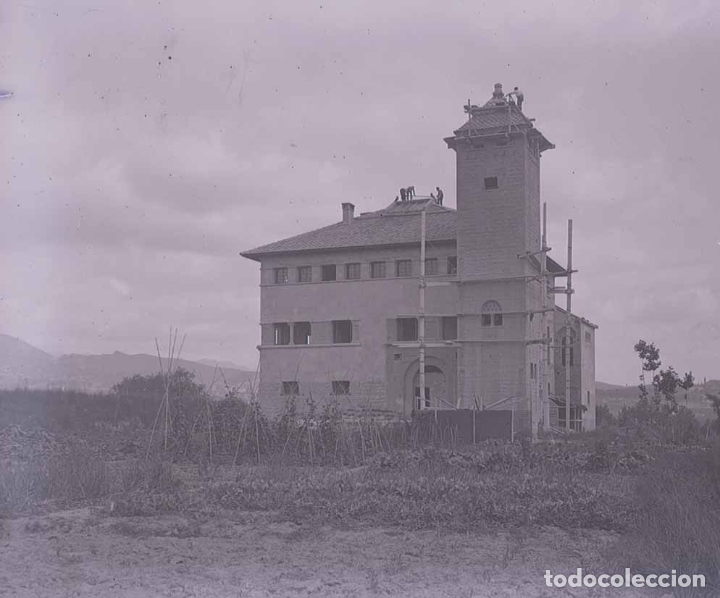 Photographie ancienne: Gran Chalet en construcci&oacute;n. Lugar sin identificar. c.1920