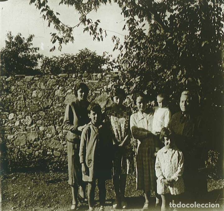 Photographie ancienne: Grupo de personas en un huerto. c.1945