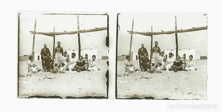 Fotografia antica: PLAYA. Grupo familiar en la playa. c. 1920