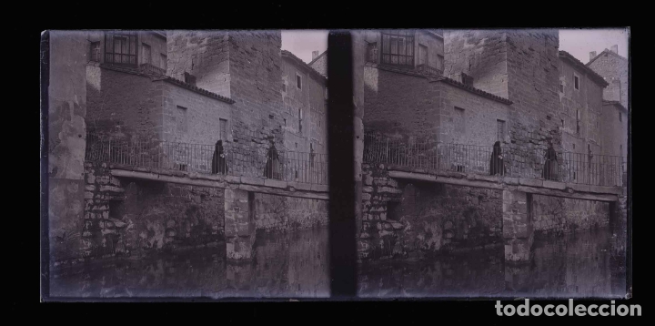 Fotografia antica: Maestrazgo. Pueblo sin identificar. Puente y foso con agua. c. 1915