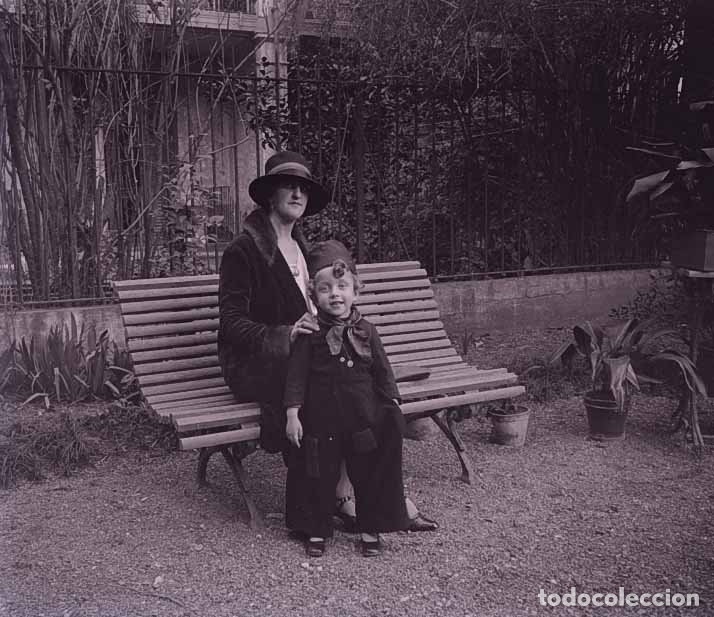 Photographie ancienne: Se&ntilde;ora y ni&ntilde;o con disfraz. Parque. c. 1910