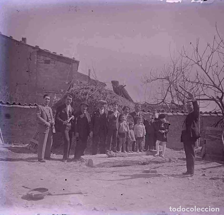Photographie ancienne: Catalu&ntilde;a. Se&ntilde;or con vara y grupo de personas. c. 1925