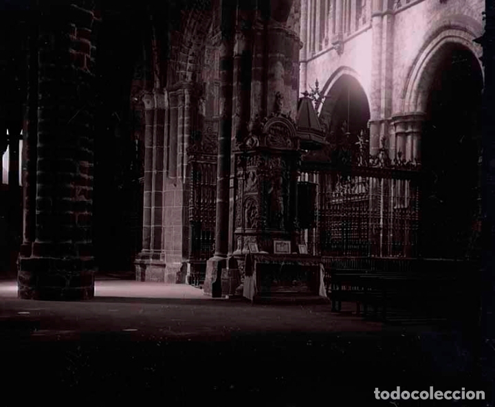 Fotograf&iacute;a antigua: AVILA. Catedral. Nave central. Curiosa imagen. c. 1905