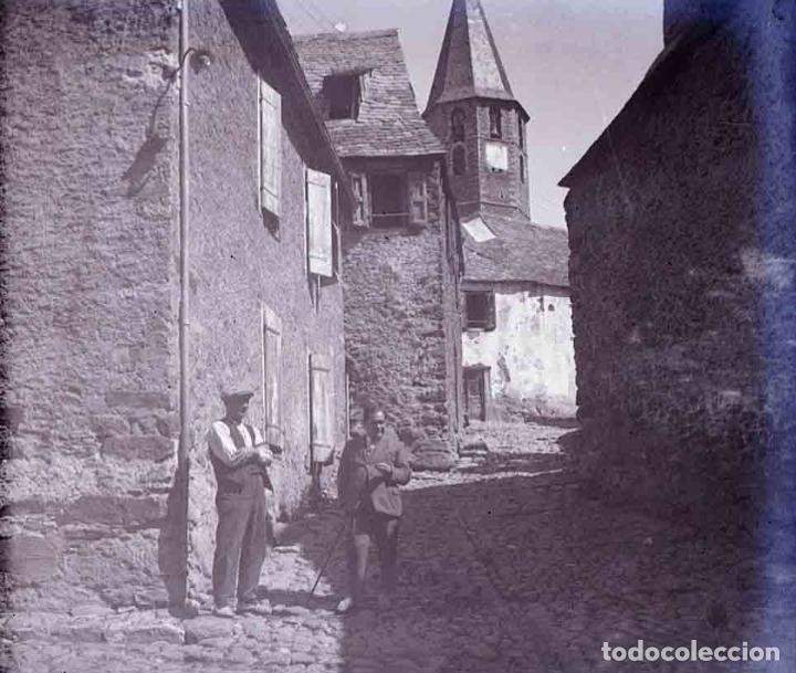 Fotografia antica: Valle de Ar&aacute;n. Calle. Salard&uacute;. Dos hombres charalando. c. 1925