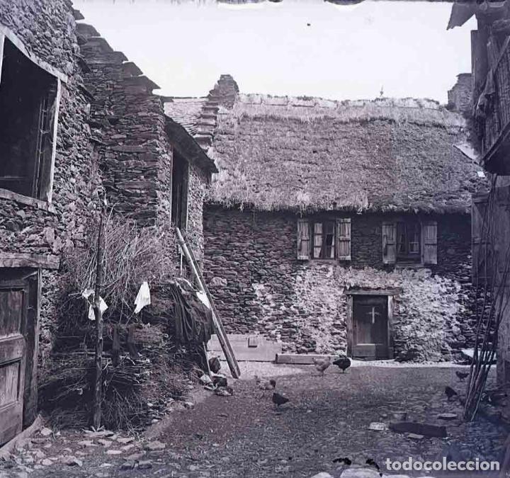 Fotograf&iacute;a antigua: Pueblo. Calles. Lugar sin identificar. c.1925