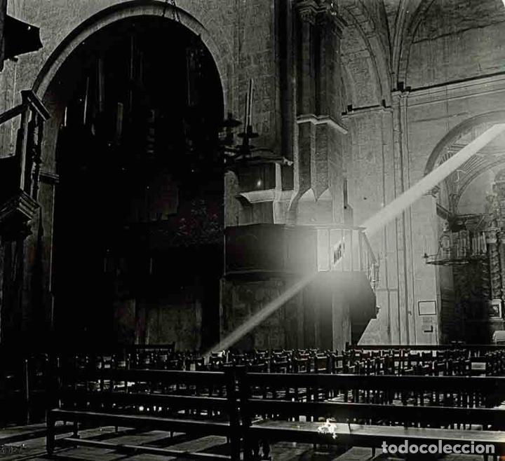 Fotografia antiga: Pirineo. Iglesia rom&aacute;nica. rayo de luz. c. 1925