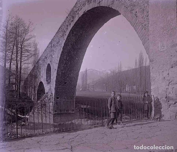 Fotografia antiga: PUENTE. Ni&ntilde;os y puente romano. Cangas de On&iacute;s, Asturias. c. 1925