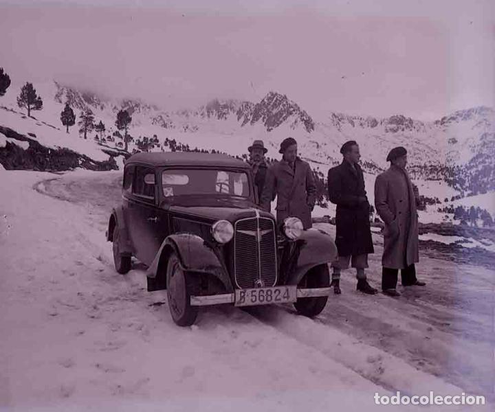 Fotograf&iacute;a antigua: AUTOMIVILISMO. Fant&aacute;stico coche y se&ntilde;ores. Puerto de monta&ntilde;a con nieve. c. 1930