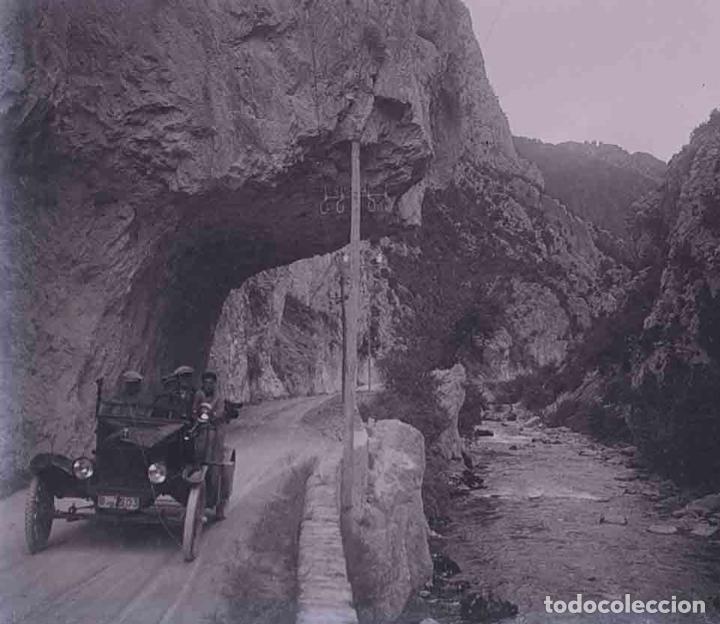 Fotograf&iacute;a antigua: AUTOMIVILISMO. Fant&aacute;stico coche y se&ntilde;ores. Carretera nacional.  c. 1930