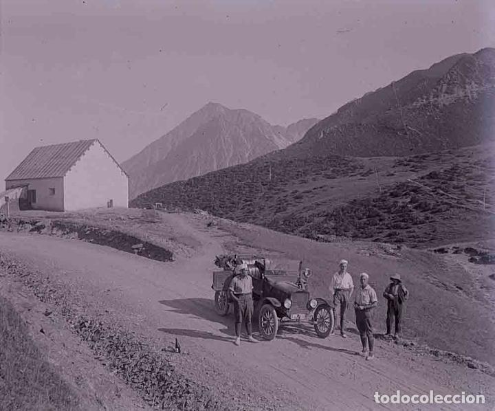 Fotografia antica: PUERTO DE MONTA&Ntilde;A. Automovilismo. Se&ntilde;ores. c. 1930. Lugar sin identificar