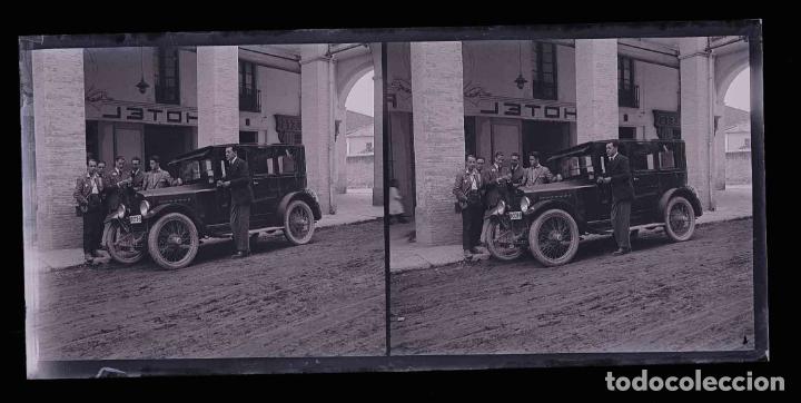 Fotograf&iacute;a antigua: AUTOMIVILISMO. Fant&aacute;stico coche y se&ntilde;ores. Hotel. Parada en el trayecto.  c. 1930
