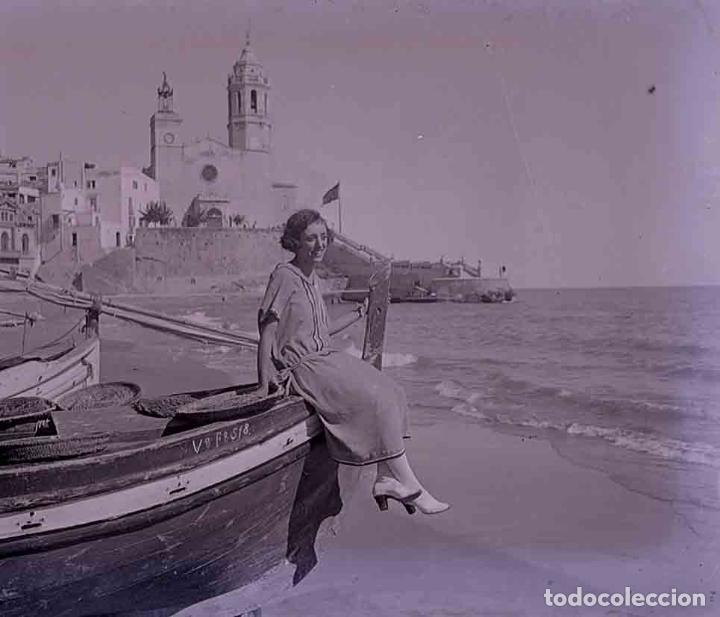 Fotografia antiga: SITJES. Joven chica en una barca en la playa. c. 1925