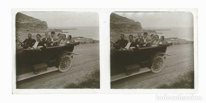 Fotograf&iacute;a antigua: GARRAF. Carretera nacional. Automovilismo. Grupo de j&oacute;venes. Ch&oacute;fer. ca.1920