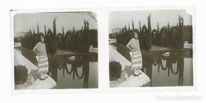 Fotografia antiga: Jardin. Joven. Estanque. c. 1922