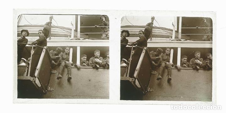 Fotografia antiga: Transporte de soldados. Puerto de Barcelona. Buque Guillem Sorolla. c.1922