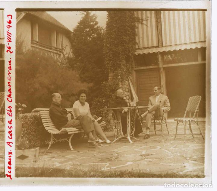 Photographie ancienne: CHALET. Grupo de se&ntilde;ores en un jardin. 1963