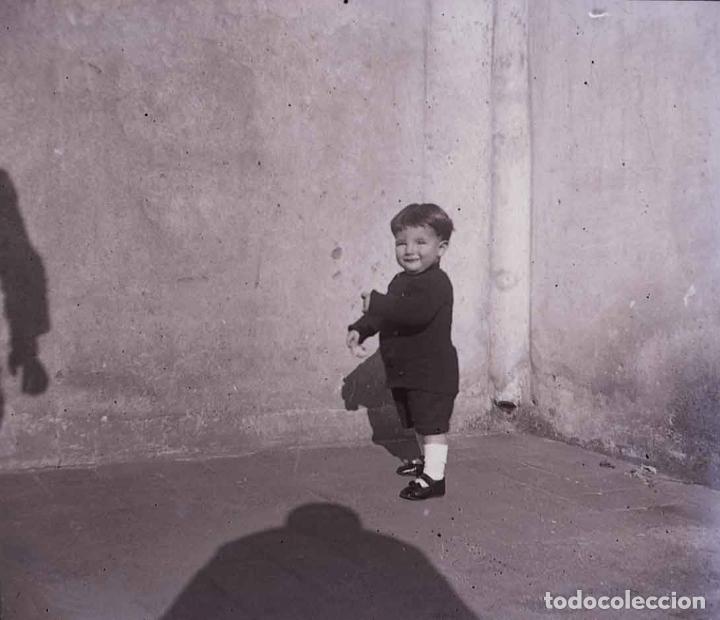 Photographie ancienne: NI&Ntilde;O. Sombra del fot&oacute;grafo. Azotea. c. 1925
