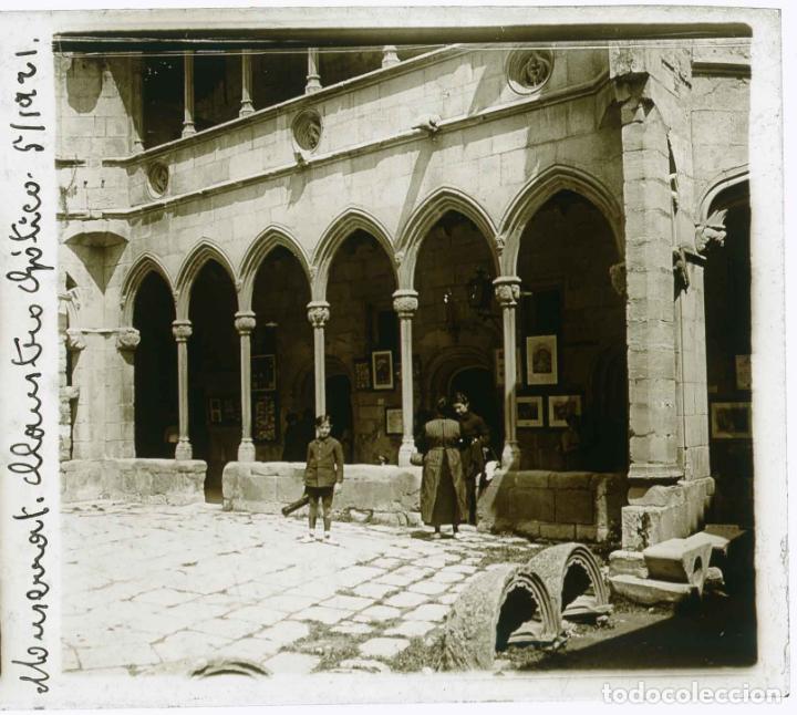 Photographie ancienne: MONTSERRAT. Atrio g&oacute;tico. Ni&ntilde;o y se&ntilde;oras. 1921