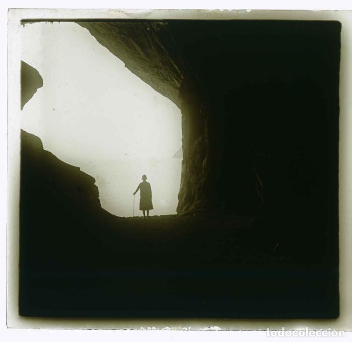 Photographie ancienne: MONTSERRAT. Se&ntilde;ora en contraluz. Cova del Vent. 1921