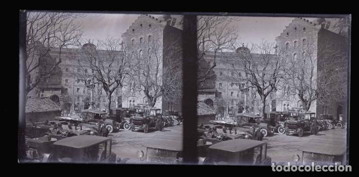 Fotograf&iacute;a antigua: MONTSERRAT. Plaza del monasterio. Espectacular colecci&oacute;n de autom&oacute;viles. c. 1929
