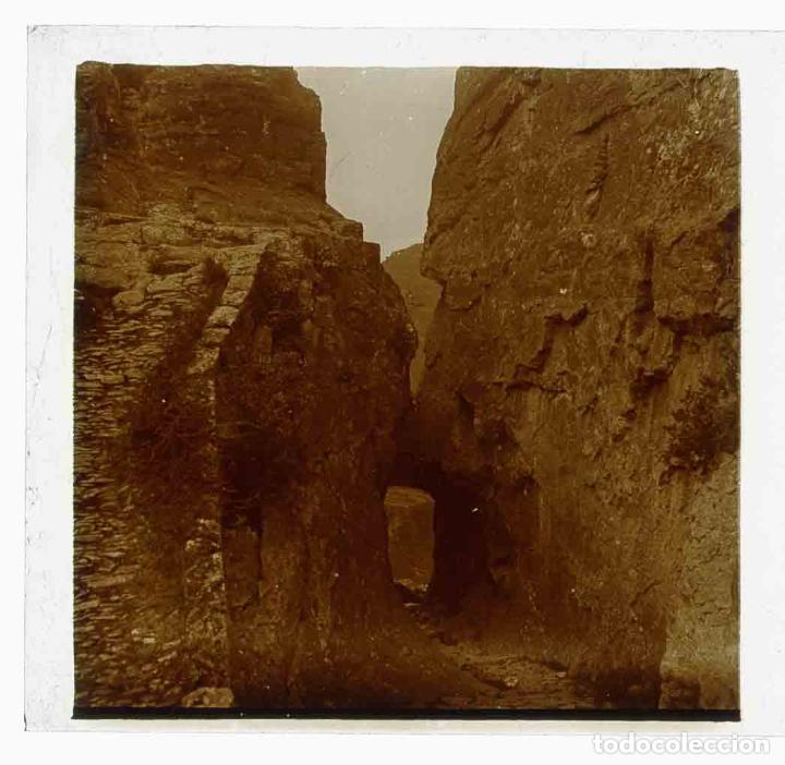Fotograf&iacute;a antigua: Peque&ntilde;a puerta en la roca. Lugar sin identificar. c. 1925
