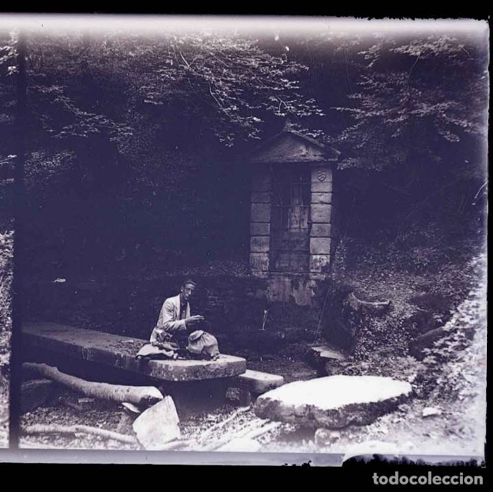 Photographie ancienne: Joven en una fuete. Lugar sin identificar. Catalu&ntilde;a. c. 1925
