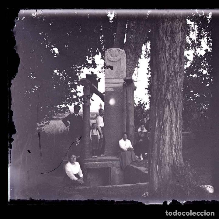 Photographie ancienne: GRUPO DE PERSONAS EN UN MONUMENTO. Lugar sin identificar. c. 1925