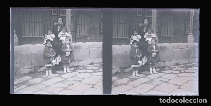 Photographie ancienne: MONTSERRAT. Se&ntilde;ora y ni&ntilde;os en el atrio. c. 1925