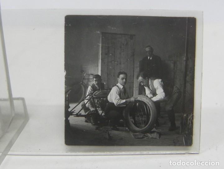 Antique Photography: FOTOGRAFIA ESTEREOSCOPICA DE PERSONAJES ARREGLANDO MOTOCICLETA, NO LOCALIZADA, MIDE 10,5 X 4,5 CMS