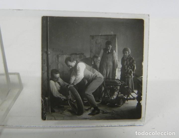 Photographie ancienne: FOTOGRAFIA ESTEREOSCOPICA DE PERSONAJES ARREGLANDO MOTOCICLETA, NO LOCALIZADA, MIDE 10,5 X 4,5 CMS